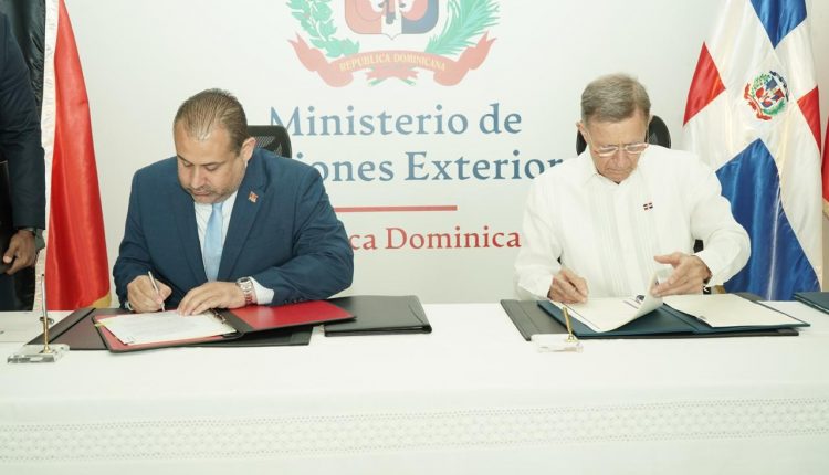 Eli Zakour y Roberto Álvarez firmaron el convenio.