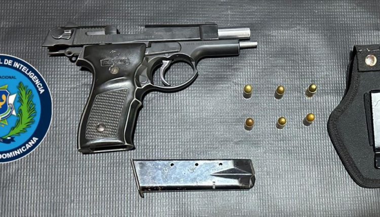 Una de las armas ocupadas en allanamientos en La Vega.
