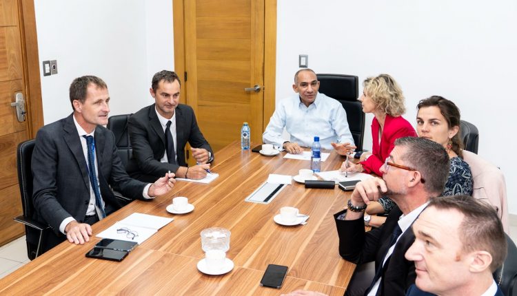 Reunión entre la DNCD y delegación de Francia.