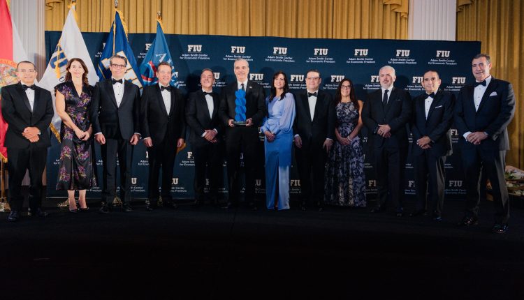 Abinader cuando recibe premio en Miami.
