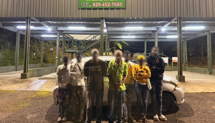 Indocumentados arrestados en operativos.