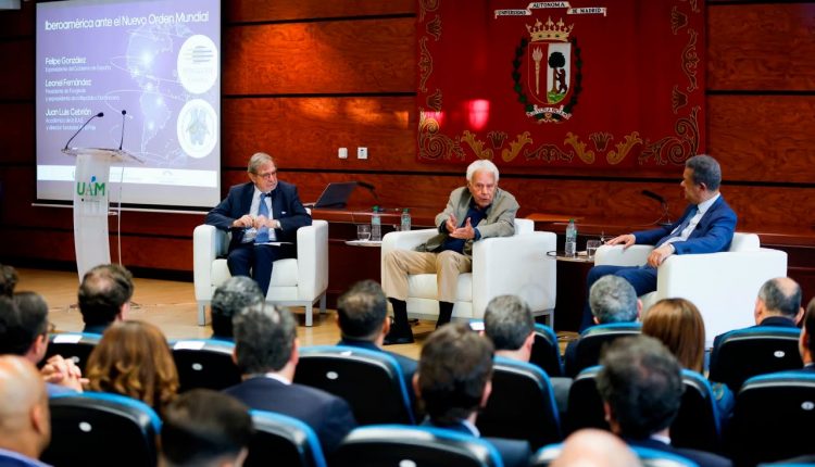 Leonel Fernández y Felipe González participan en actividad en España.