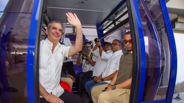 Abinader durante un recorrido por el teleférico de Los Alcarrizos.