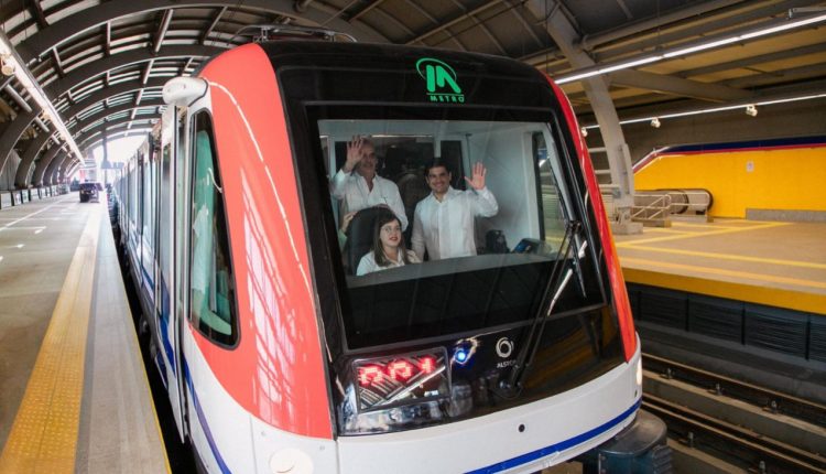 Abinader en recorrido en el Metro de Santo Domingo.