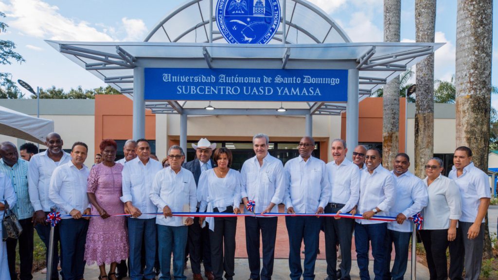 Abinader y autoridades de la UASD en inauguración del Centro en Yamasá.