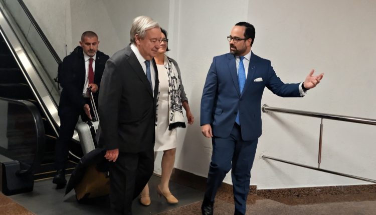 Antonio Guterres cuando es recibido en el Aeropuerto Las Américas.