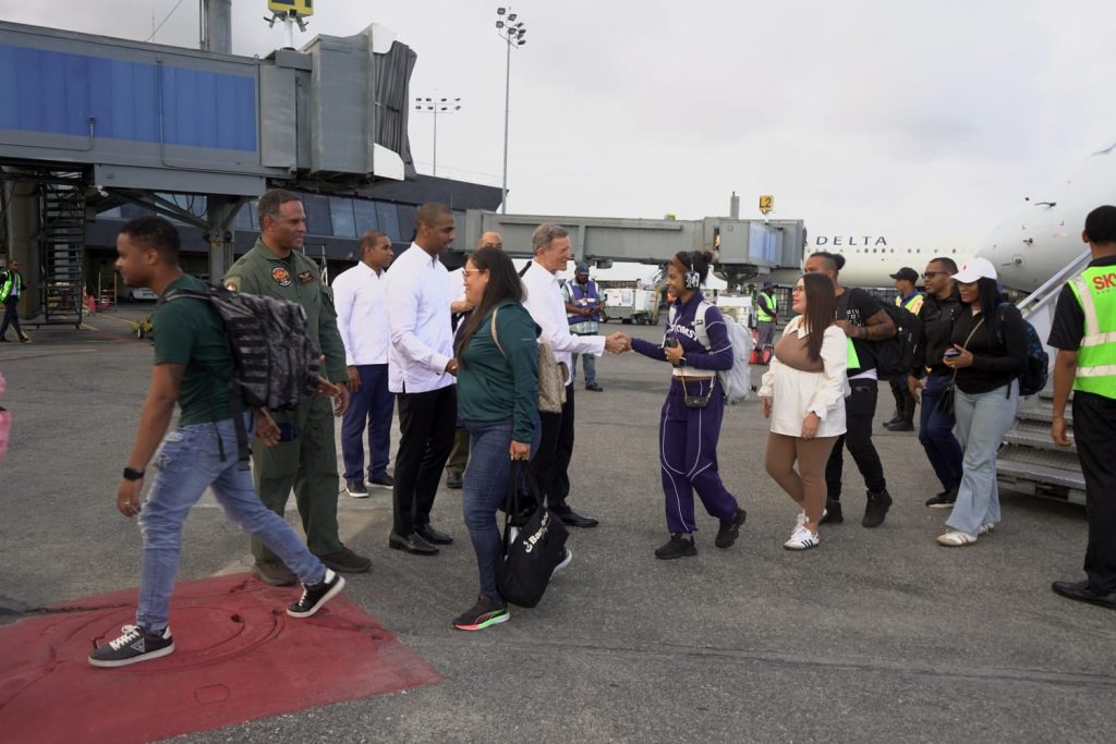 Canciller Roberto Álvarez recibió a los dominicanos.