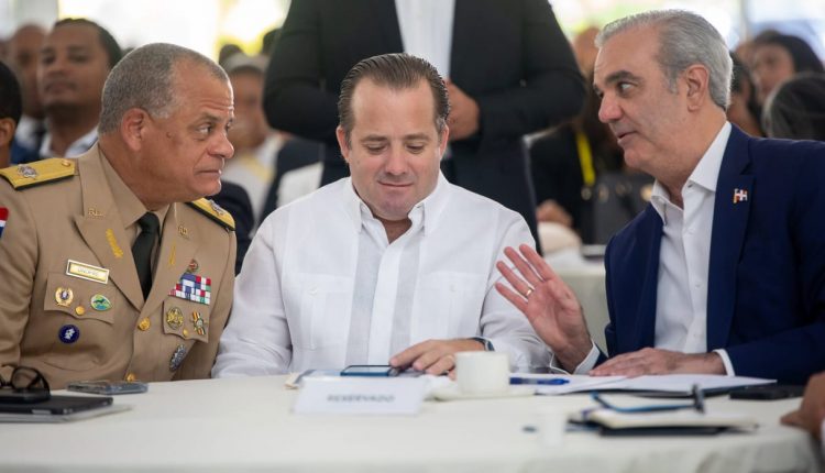 Carlos Antonio Fernández Onofre, José Ignacio Paliza y Luis Abinader.