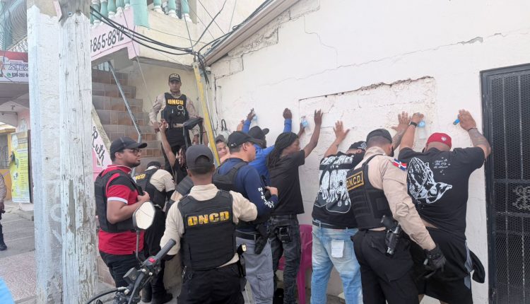 Detenidos en Santiago durante operativo contra microtráfico.
