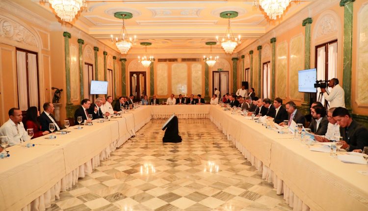 Encuentro de Abinader con representante del sector empresarial.