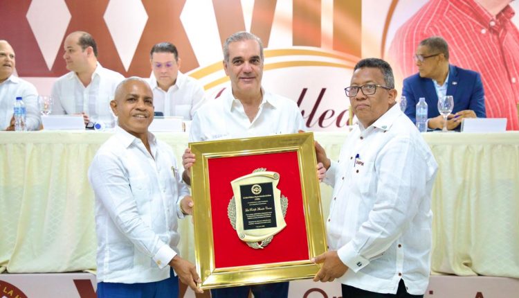 Entrega de reconocimiento al presidente Luis Abinader.