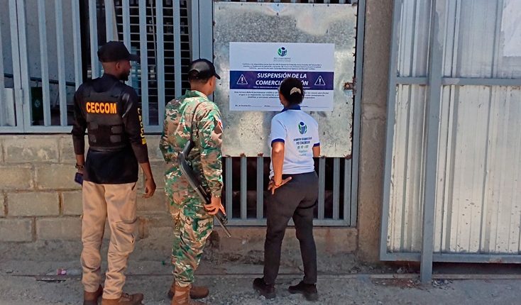 Equipo combinado de CECCOM, Pro Consumidor y PEDECSA durante operativo de desmantelamiento de fábrica