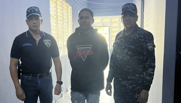Edel Pineda Ramírez junto a agentes policiales.