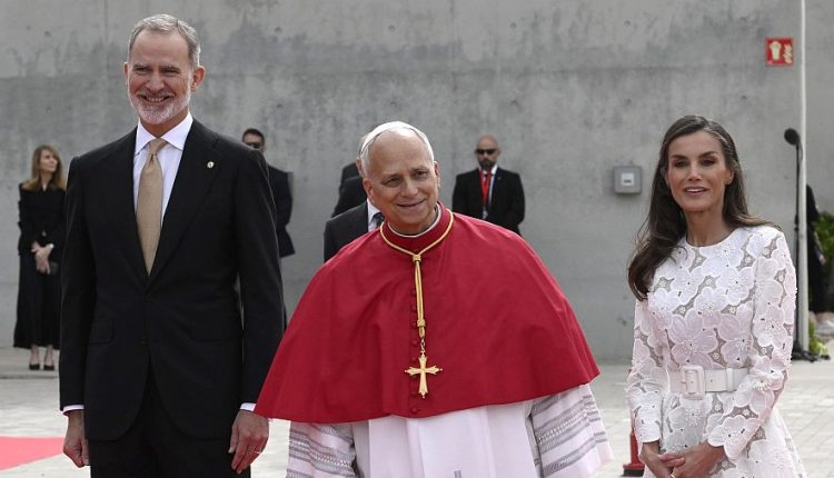 León inicia este sábado visita de una semana en España.