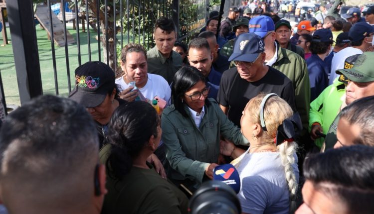 Delcy Rodríguez recorrió zonas de desastre por causa de sismos.