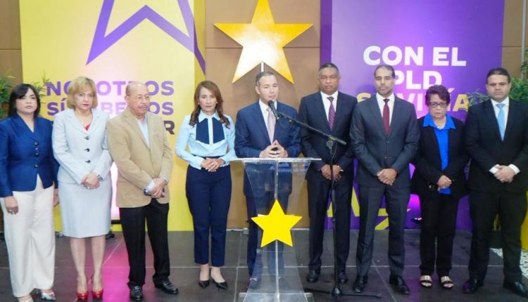 Johnny Pujols junto a dirigentes del PLD:.