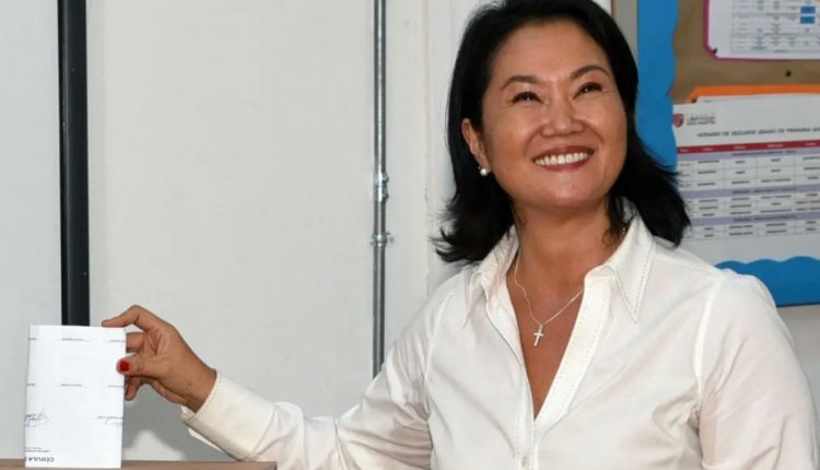 Keiko Fujimori mientras ejerce el voto en la segunda vuelta del domingo.