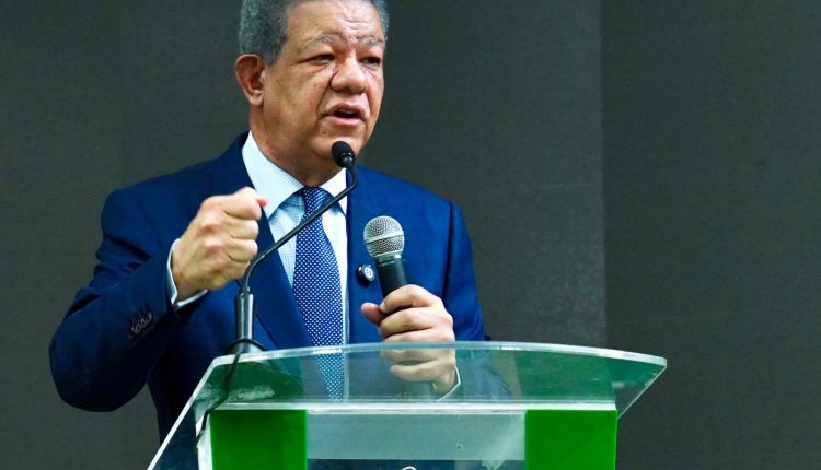 Leonel Fernández cuestiona medidas económicas del Gobierno.