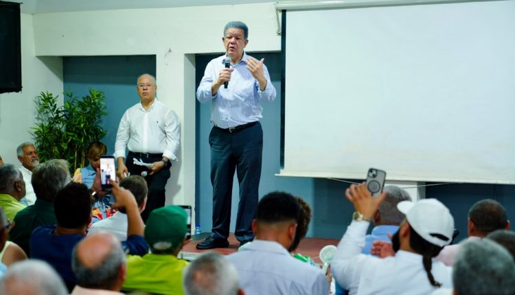 Leonel Fernández habla en actividad de Fuerza del Pueblo.