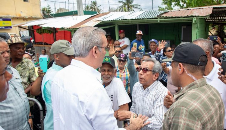 Luis Abinader durante un recorrido.