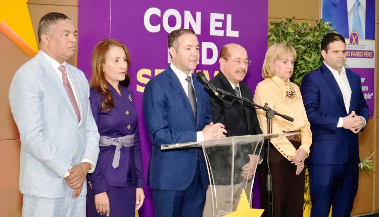 Johnny Pujols acompañado de otros miembros del PLD.