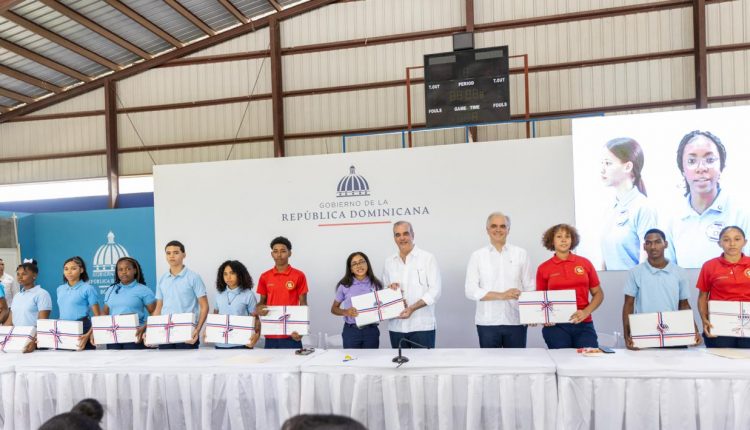 Reconocimiento a estudiantes en actividad de Duvergé.