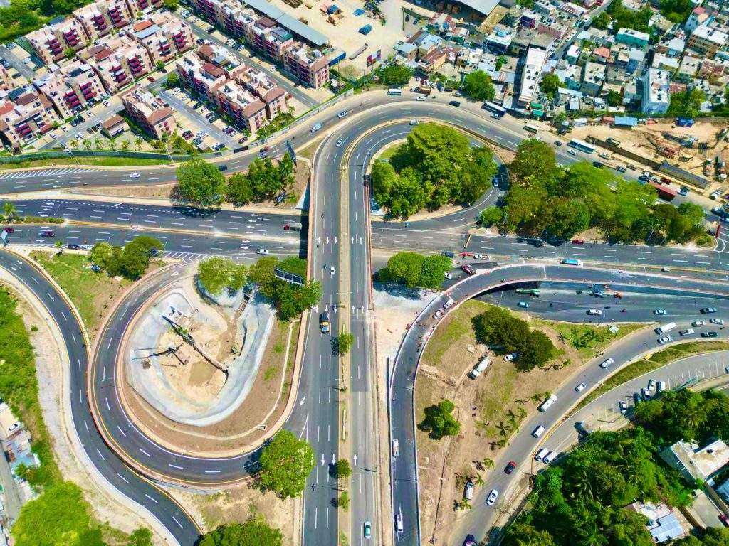 Se resalta las inversiones en infraestructuras viales.