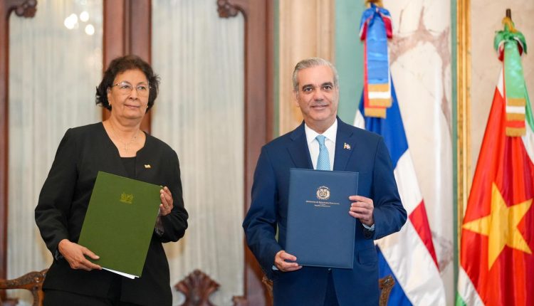 Jennifer Geerlings-Simons y Luis Abinader firmaron acuerdos.