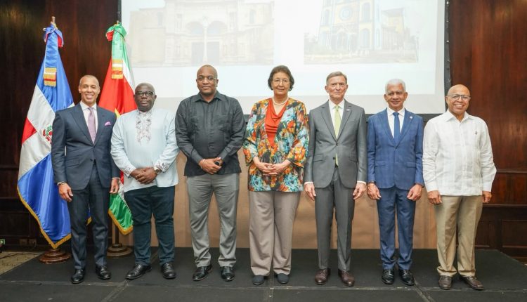 Representantes de RD y Surinam.