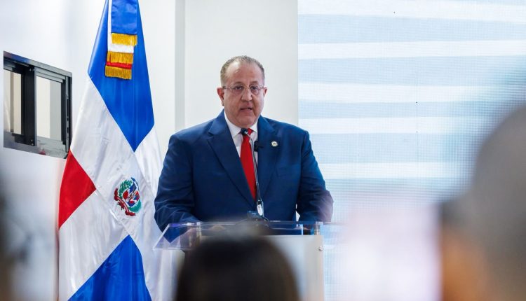 Magín Díaz, ministro de Hacienda.