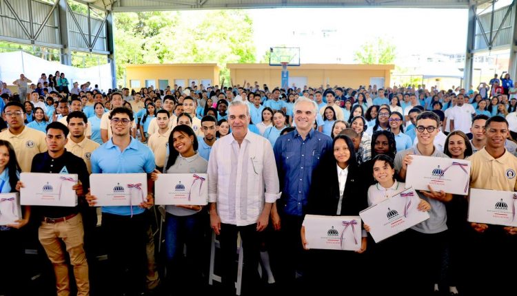 Abinader durante encuentro con estudiantes en Santiago.