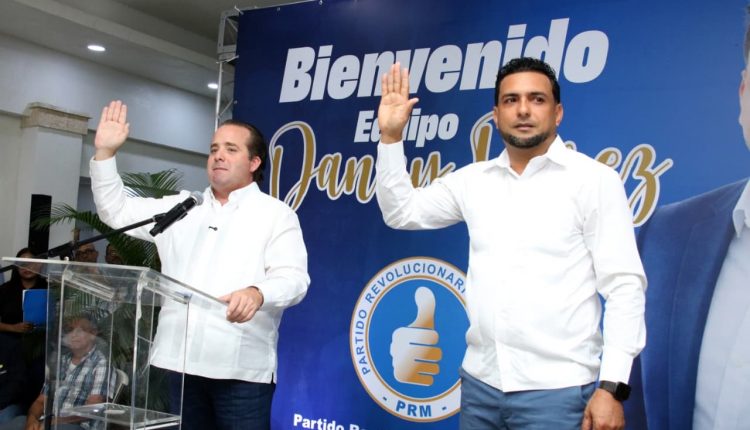 El alcalde del distrito municipal de Higüerito, Danny Pérez, cuando fue juramentado.