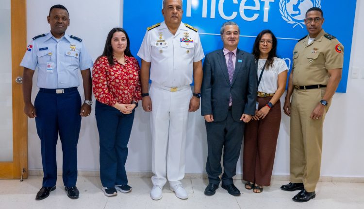 Funcionarios de Migración y de UNICEF.