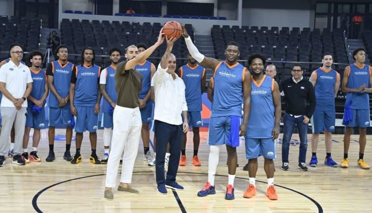 El presidente Luis Abinader junto a Chris Duarte, Ángel Delgado, Andrés Feliz y junto a los demás jugadores de la Selección Nacional de Baloncesto.