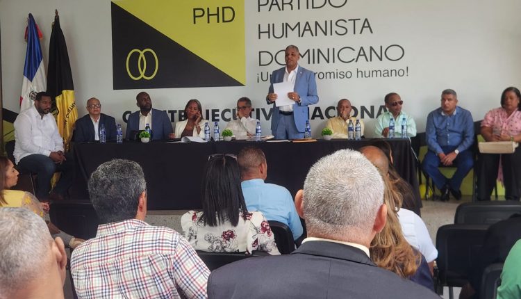 El presidente del PHD, Ramón Emilio Goris, habla en una reunión de dirigentes en la sede de la organización.