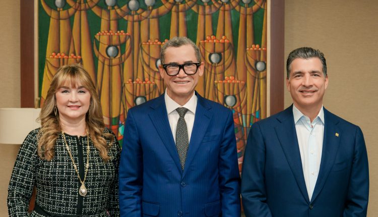 Antonia Antón de Hernández, Eddy Olivares y Christopher Paniagua.