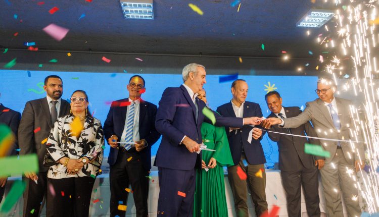 Abinader durante reconocimiento ofrecido por comerciantes.