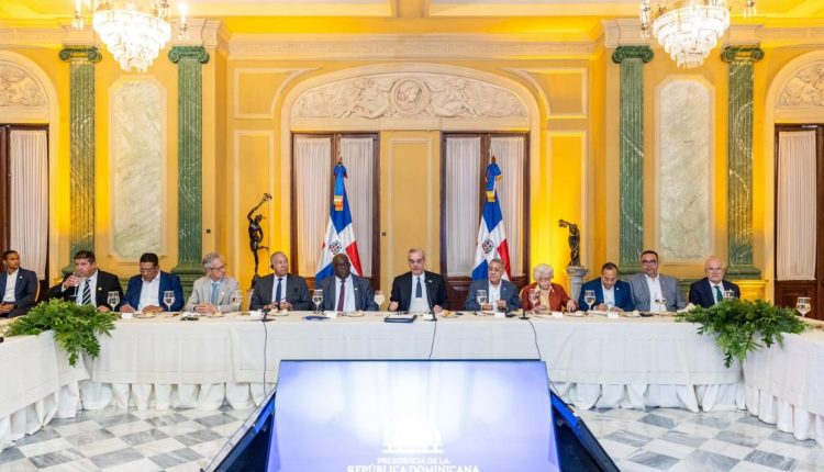 Abinader junto a directivos de Transparencia Internacional y funcionarios del Gobierno.