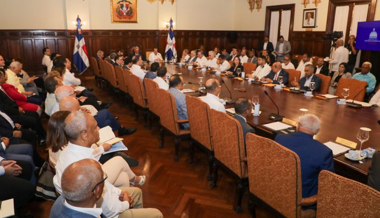 Abinader mientras encabeza reunión del Consejo de Ministros.