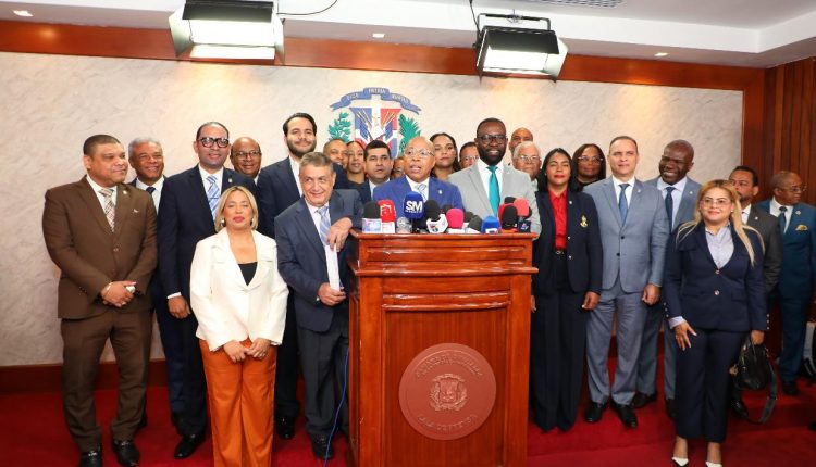 Alfredo Pacheco junto a representantes de los partidos.