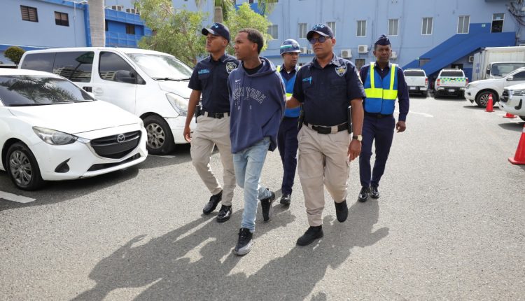 Erickson Antonio Bonilla apresado por agentes policiales.
