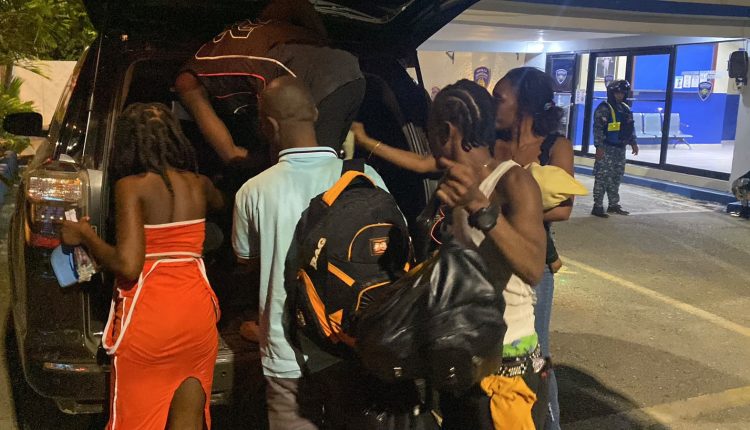 Haitianos transportados en yipeta ocupada.