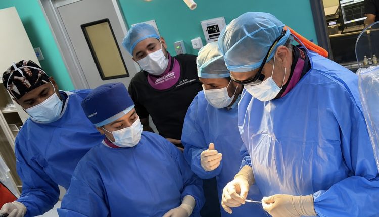 Médicos de CEDIMAT en nuevo procedimiento.