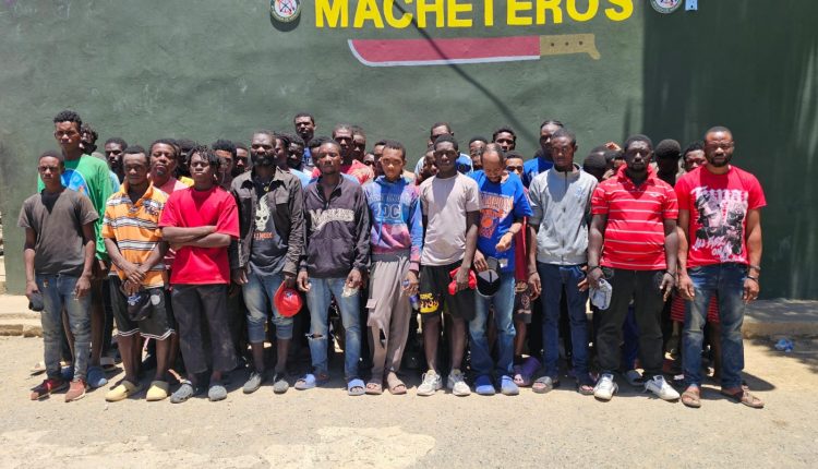 Haitianos detenidos por miembros del Ejército.