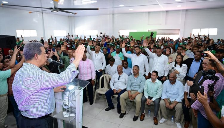 Leonel Fernández encabeza juramentación en Nagua.