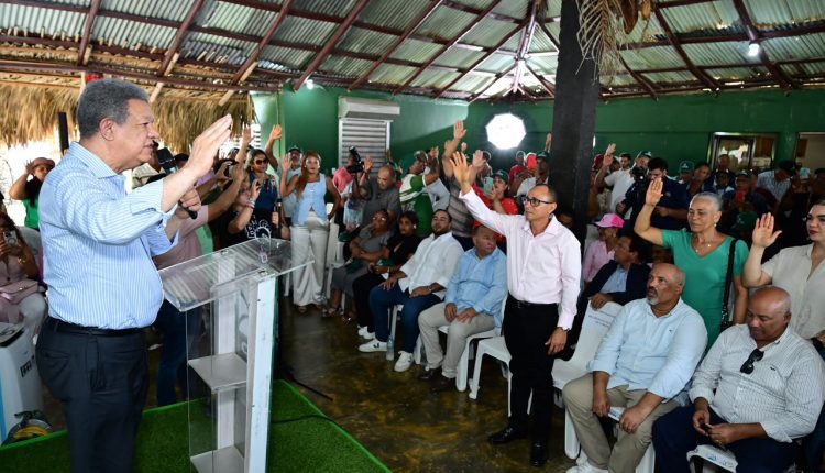 Leonel Fernández juramenta a nuevos miembros en Nagua.