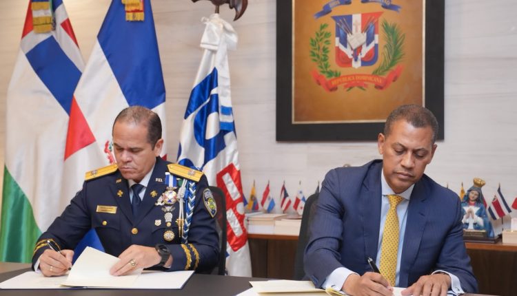 Mayor general Andrés Modesto Cruz Cruz y Guido Gómez Mazara firman acuerdo.