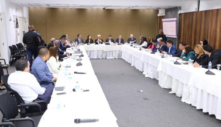 Miembros de la comisión bicameral que estudia reformas al Código Penal.