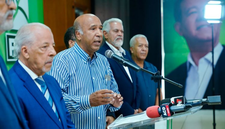 Onofre Rojas junto a dirigentes de la Fuerza del Pueblo.