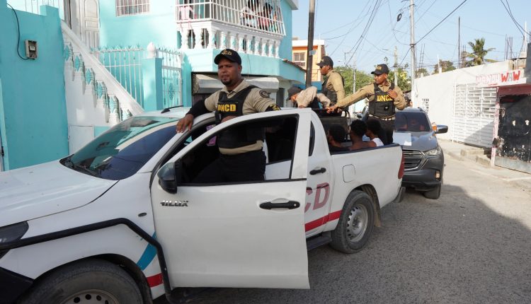 Operativo de la DNCD en el sector San Luis.